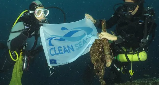 Oggi la Giornata Mondiale degli oceani, sommozzatori in azione per liberare i fondali dai rifiuti