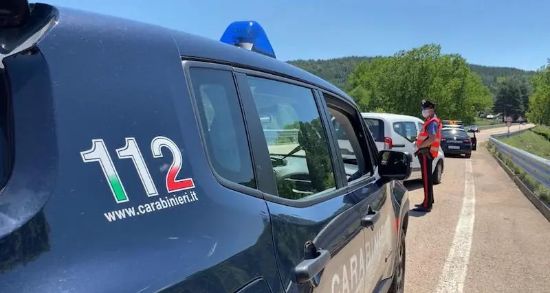 I Carabinieri soccorrono un motociclista precipitato in un dirupo