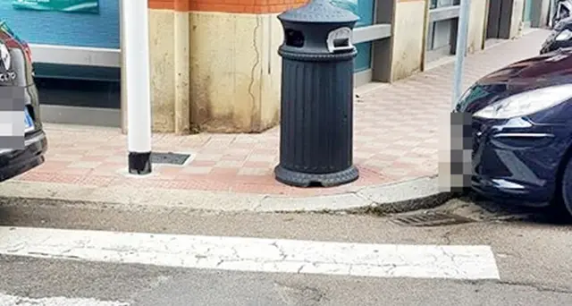 “C’è da 'spostare' un bidone dei rifiuti in ghisa: sta in mezzo al marciapiede, tra un lampione e il passaggio pedonale”