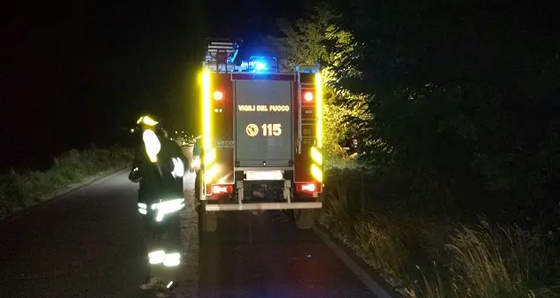 Auto fuori strada nella notte: una coppia in gravi condizioni