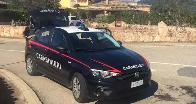 Aggredisce il padre e tenta di colpirlo con un martello: arrestato