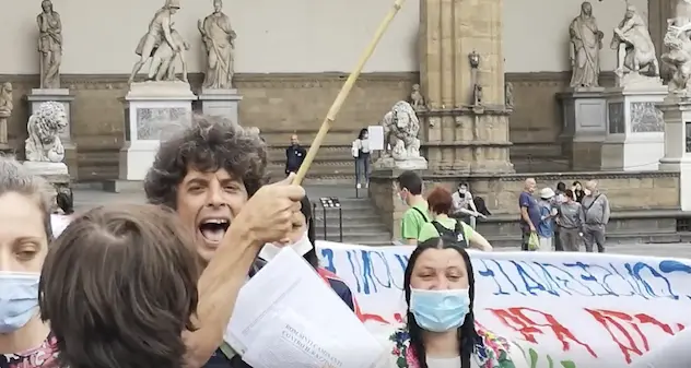 Manifestazione dei rom a Firenze: “Sindaco devi consegnarci i buoni spesa”