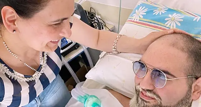 La meravigliosa foto di Paolo Palumbo in ospedale: “L’amore per la mamma vince sempre”