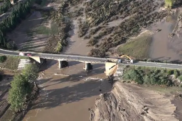 Nel fermo immagine tratto da un video diffuso dalla Questura di Nuoro una visione aerea del ponte crollato sulla provinciale Oliena-Dorgali, il 18 novembre 2013. Nel crollo e\\' morto un agente di Polizia, Luca Tanzi, 44 anni, finito fuori strada sull\\'auto di servizio su cui viaggiava con altri tre colleghi, rimasti feriti. L\\'auto stava scortando un\\'ambulanza. Nuoro, 19 novembre 2013. ANSA/ US POLIZIA DI STATO +++ NO SALES - EDITORIAL USE ONLY +++ 