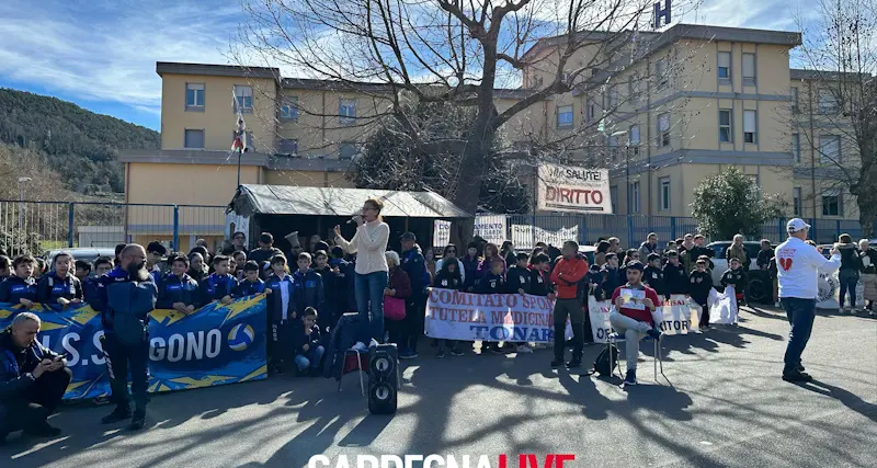 Barbagia- Mandrolisai, protesta per la sanità a Sorgono: presenti anche i bambini