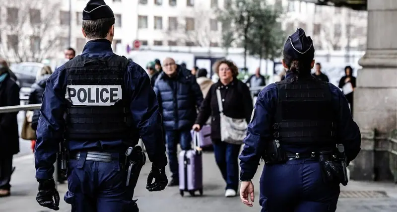 Parigi, accoltella tre persone: l’arrestato ha documenti italiani