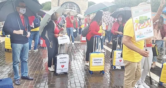 Trolley abbandonati in piazza, il dramma dei 2mila agenti di viaggio sul lastrico