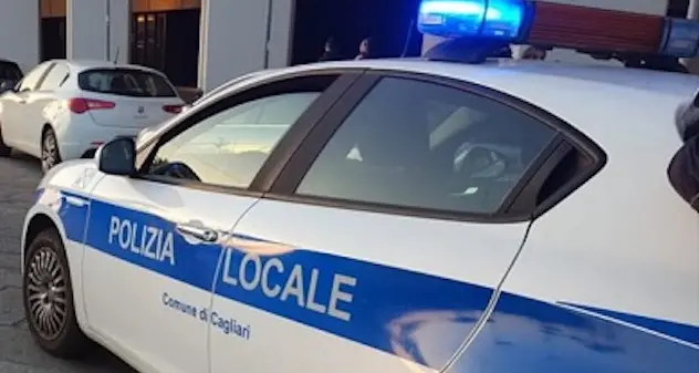 Cagliari. Picchia una donna per strada poi aggredisce un agente