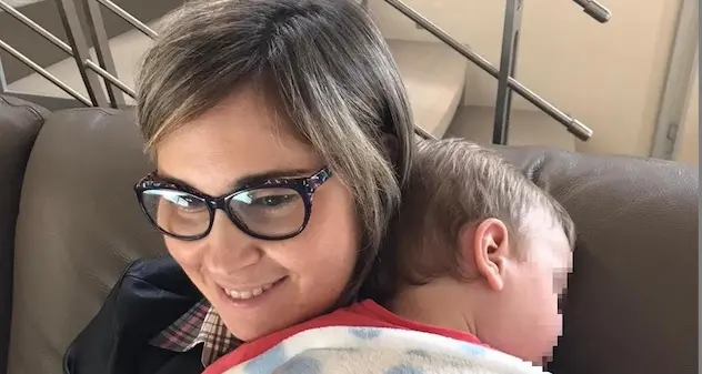 Partorisce una bimba senza vita e muore qualche ora dopo