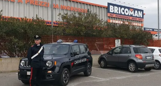 Bricoman, nelle tasche di un 60enne accessori per piastrelle non pagati: denunciato