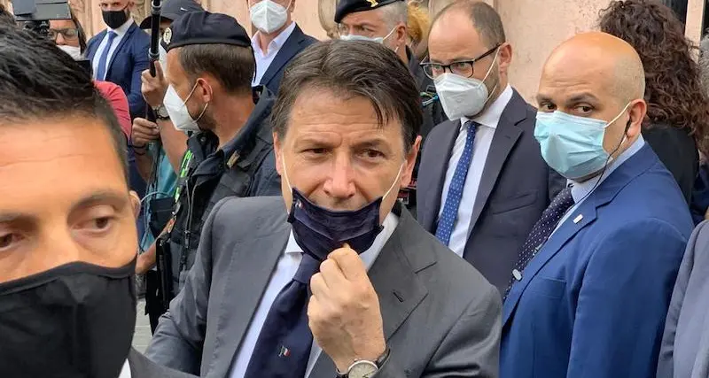 Contesta e grida contro il premier: Conte si avvicina e gli chiede spiegazioni