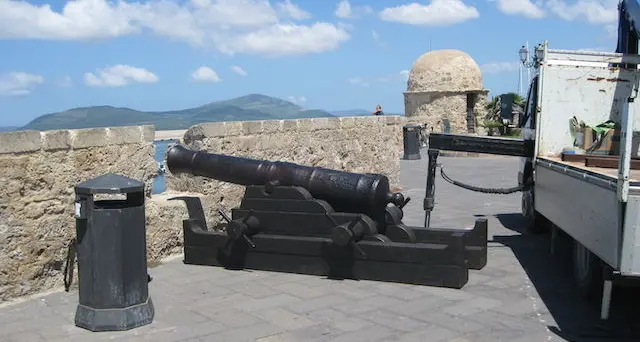 Posizionati due cannoni sui bastioni Marco Polo