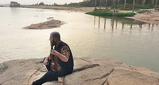 Simone Soro, da Sestu in Tunisia, passando per l’Africa, per un bellissimo progetto umanitario di musica. VIDEO