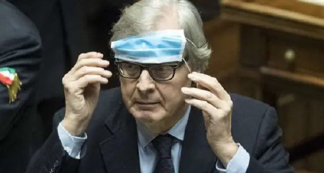 Sgarbi in aula senza mascherina. Carfagna: \"La indossi, non siamo imbecilli\"