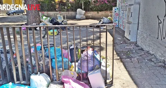 Sommersi dai rifiuti, sbottano i residenti: “Pochi i contenitori per tante famiglie”. Video