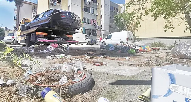 Via Timavo, via i relitti abbandonati nel cortile condominiale a Is Mirrionis. Le foto