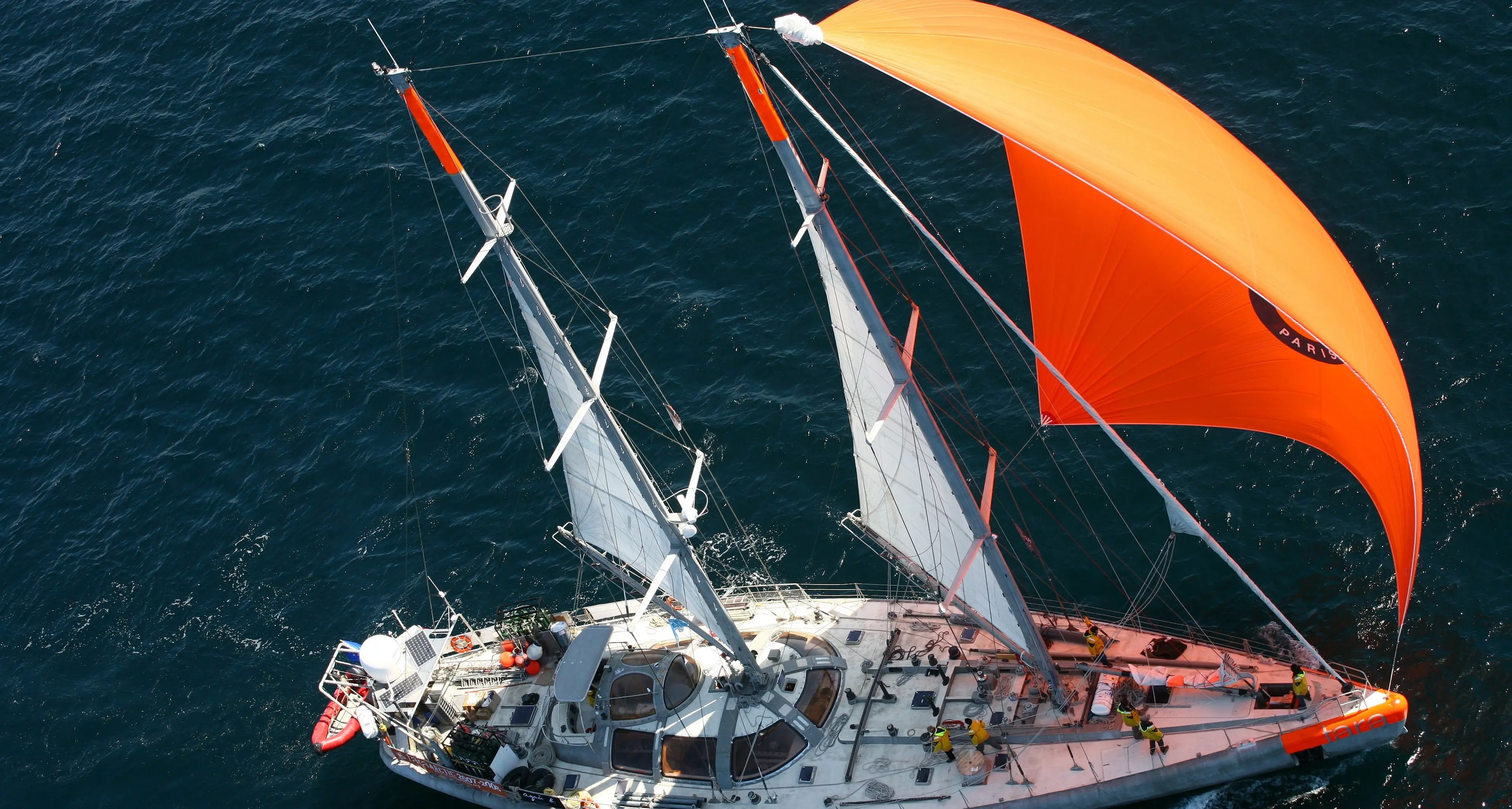 La nave oceanografica TARA patrocinata dal Programma per l'Ambiente delle Nazioni Unite sosta a Cala Gonone