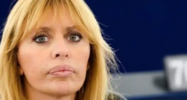 Alessandra Mussolini, pacco anonimo con pupazzo a testa in giù e la scritta “Fascista di m....”