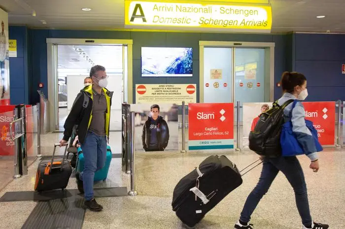 Passengers arrive at Cagliari- Elmas airport from Rome Leonardo Da Vinci airport after the reopening of regional borders amid an easing of restrictions during Phase ?2 of the coronavirus emergency, in Cagliari, Italy, 03 June 2020. \\nAnsa / Fabio Murru