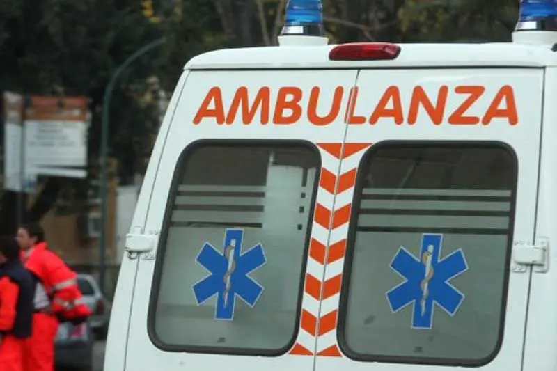 20060125  -ROMA -CRO:   LA TURCO DISPONE UN\\'INDAGINE SULL\\'IGIENE NEGLI OSPEDALI   \\r\\r   I CARABINIERI DEL NAS AL POLICLINICO UMBERTO I DI ROMA - Un\\' ambulanza all\\'interno  del Policlinico Umberto I\\u00B0 a Roma, dove i carabinieri del Nucleo Antisofisticazioni di Roma hanno effettuato perquisizioni, controlli e verifiche dopo la situazione di degrado denunciata dal settimanale l\\'Espresso. CLAUDIO PERI /ANSA /JI\\r\\r