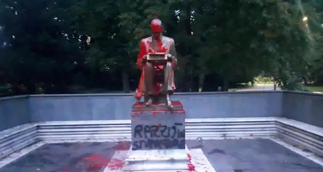 Milano. Imbrattata la statua dedicata a Indro Montanelli. \"Razzista, stupratore\"