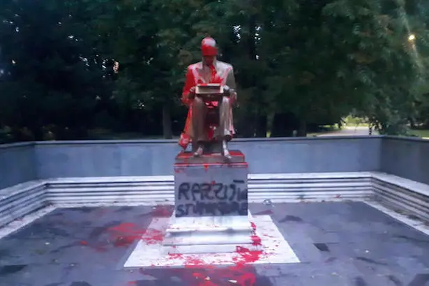 E\\' stata imbrattata con della vernice rossa la statua dedicata a Indro Montanelli, collocata nell\\'omonimo giardino di via Palestro, nel centro di Milano, 13 giugno 2020. \"Razzista, stupratore\" la scritta che \\u00CB stata fatta in nero sulla base della statua che raffigura il giornalista.\\nANSA/STRINGER