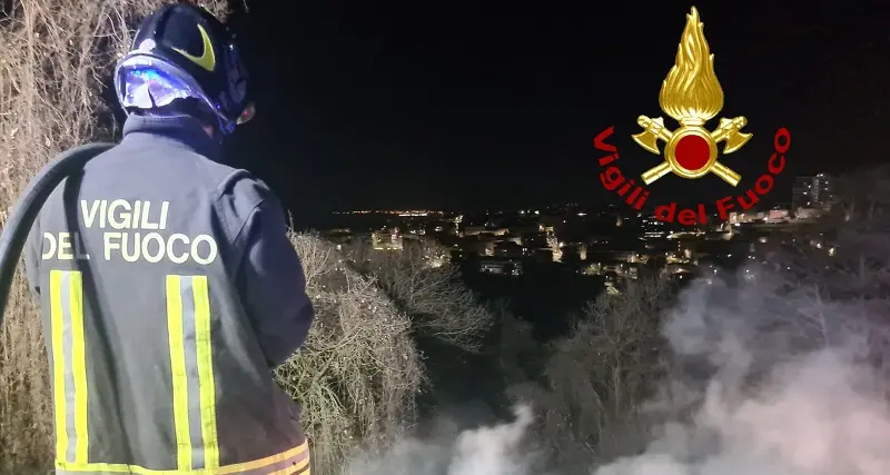 Tempio, vegetazione in fiamme sulla collina di Curraggia