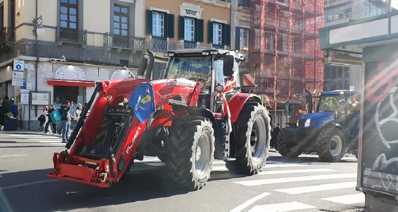 Cagliari: trattori bloccano il traffico davanti al varco Dogana del porto