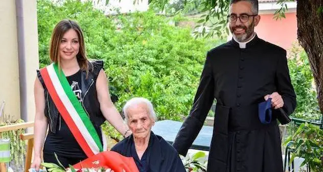 Zia Antoniedda di Onanì festeggia 100 anni