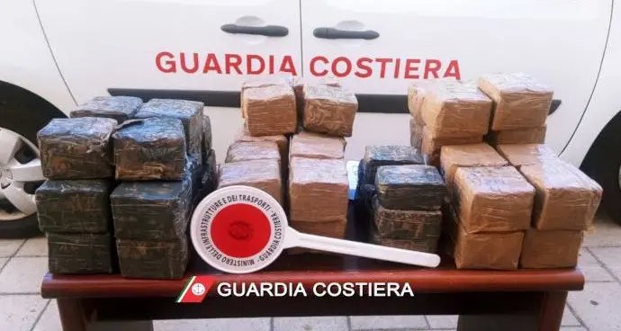 Alghero. Affiora un pacco in mare: la Guardia costiera scopre 40 chili di hashish