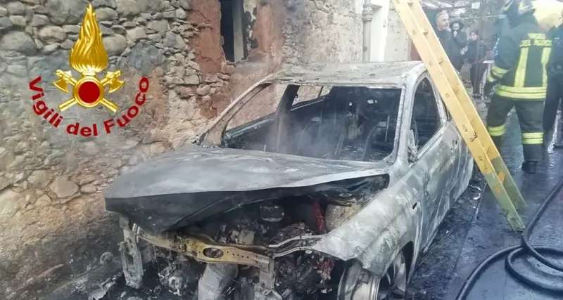 Brucia un'auto a Setzu, fiamme arrivano a un'abitazione