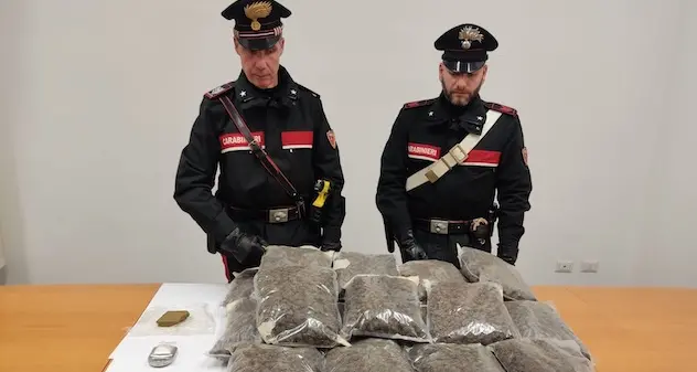 Armi e droga, 35enne e 26enne arrestati dai carabinieri di Macomer