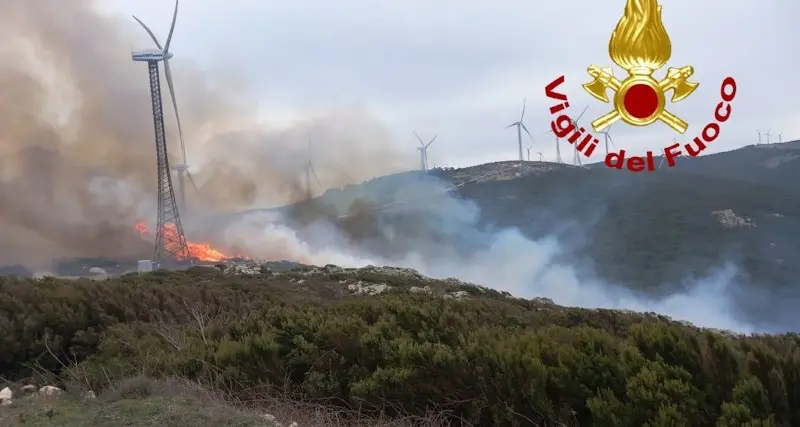 Incendio nel parco eolico tra Aggius e Bortigiadas