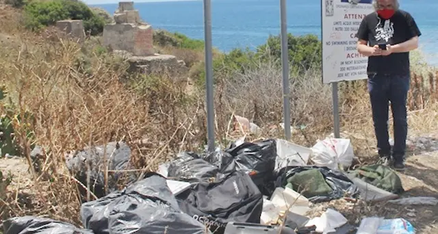 Spiaggetta di Sant’Elia, una discarica abusiva nel piccolo paradiso storico dei cagliaritani