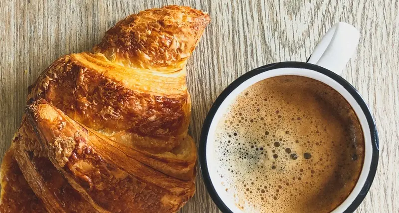 La colazione al bar costa sempre più, per cornetto e cappuccino oltre 3 euro