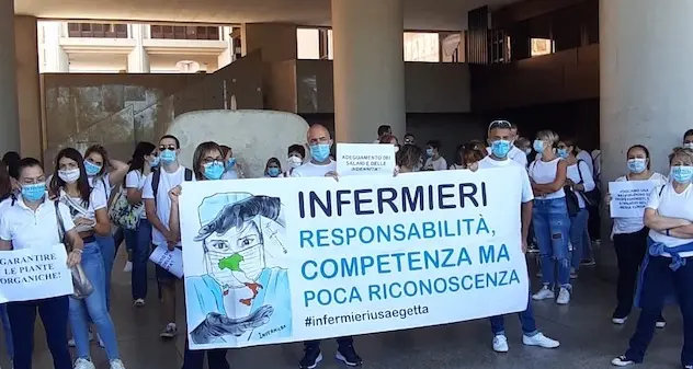 Cagliari. Protesta sotto il Palazzo della Regione: \"Infermieri: responsabilità e competenza, ma poca riconoscenza\"