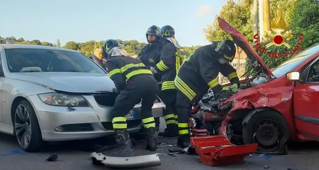 Frontale tra due auto nel centro abitato di Ovodda: feriti due giovani