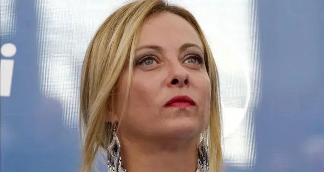 Foto della Meloni a testa in giù, bufera sul presidente del Museo di Ostuni