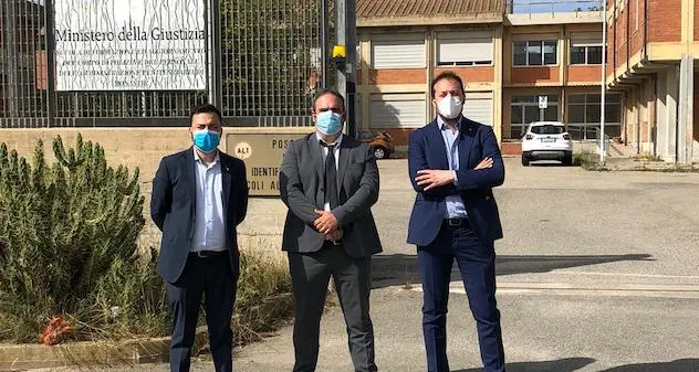 Extracomunitario positivo al Covid, Zoffili (Lega) davanti al centro di accoglienza di Monastir