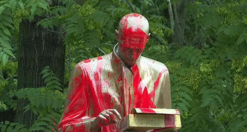 Pulita la statua di Indro Montanelli