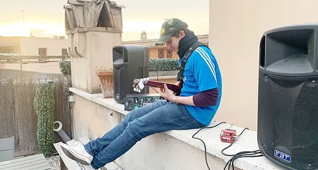 Notte prima degli esami dal tetto di piazza Navona: l’esibizione di Jacopo Mastrangelo è da brividi