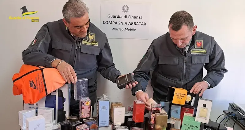 Tortolì. Nel bagagliaio dell'auto orologi e profumi contraffatti