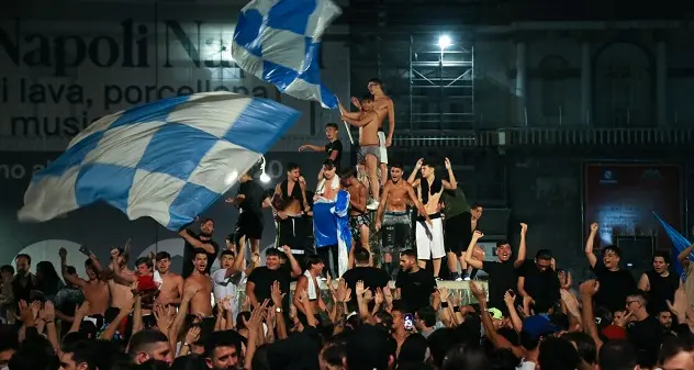 Napoli in piazza per festeggiare la Coppa Italia. L'Oms tuona: \"Sciagurati\"