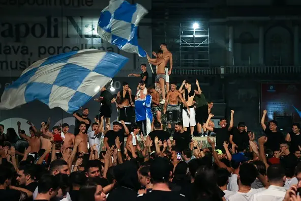 Napoli\\'s supporters celebrate in downtown Naples after Napoli won the TIM Italian Cup (Coppa Italia) final football match Napoli vs Juventus on June 17, 2020, played at the Olympic stadium in Rome behind closed doors as the country gradually eases the lockdown aimed at curbing the spread of the COVID-19 infection, caused by the novel coronavirus. (Photo by Carlo Hermann / AFP) (Photo by CARLO HERMANN/AFP via Getty Images)