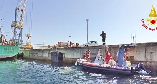 Fiamme su una nave mercantile in porto, ma è solo un’esercitazione dei Vigili del Fuoco