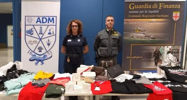 Nelle valigie capi contraffatti, multati all’aeroporto di Cagliari