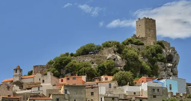 Posada, il borgo della Baronia dominato dal Castello della Fava