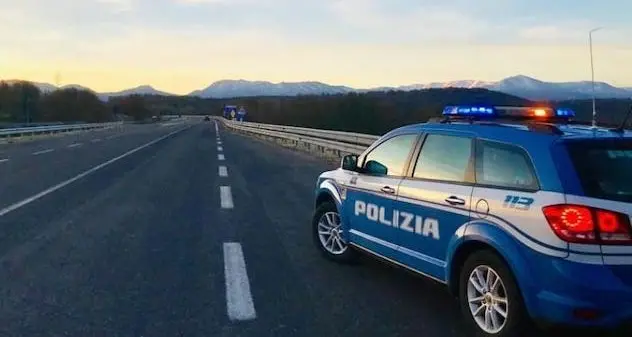 Sassari. La Polizia stradale intensifica i controlli: ritirare 18 patenti, sequestrate auto e droga