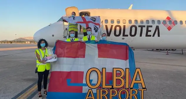 Volotea. All’aeroporto si festeggia la ripartenza dei collegamenti da e per Olbia