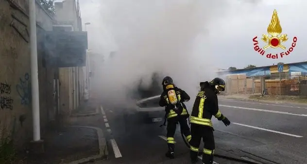 Cagliari. Furgone va a fuoco mentre procede in viale Ciusa: momenti di paura per il conducente